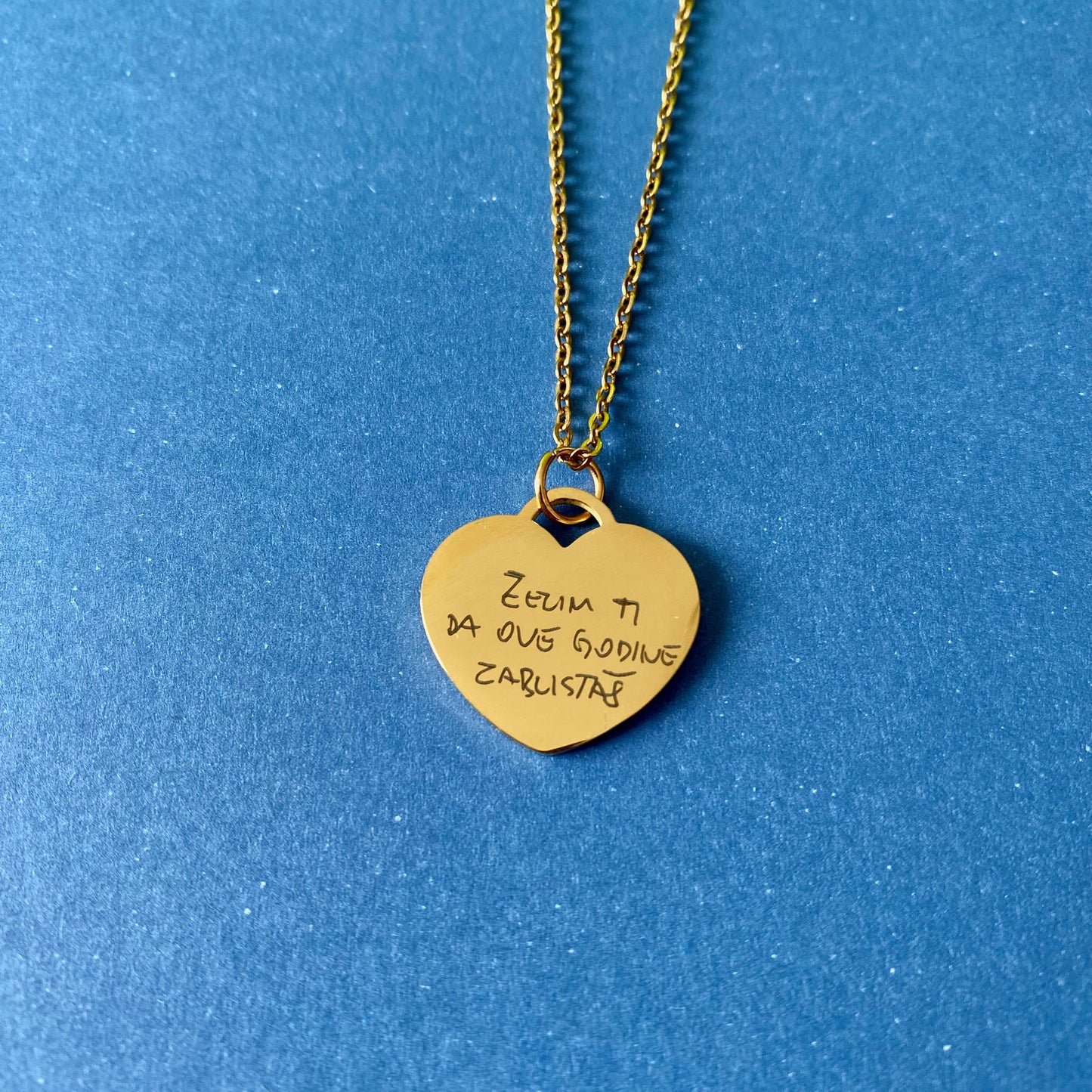 Ogrlica s gravurom rukopisa/crteža na medaljonu srca