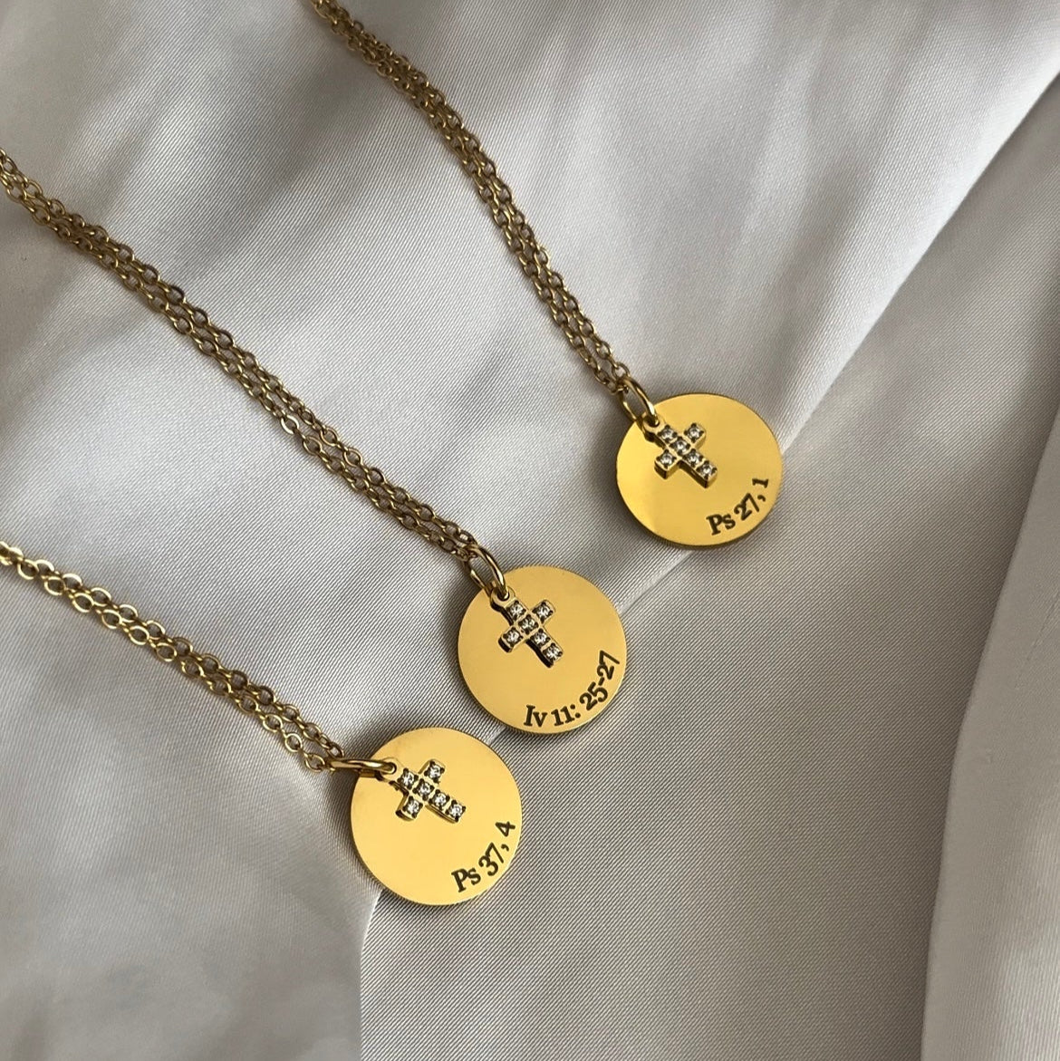 Ogrlica s gravurom i privjeskom križa