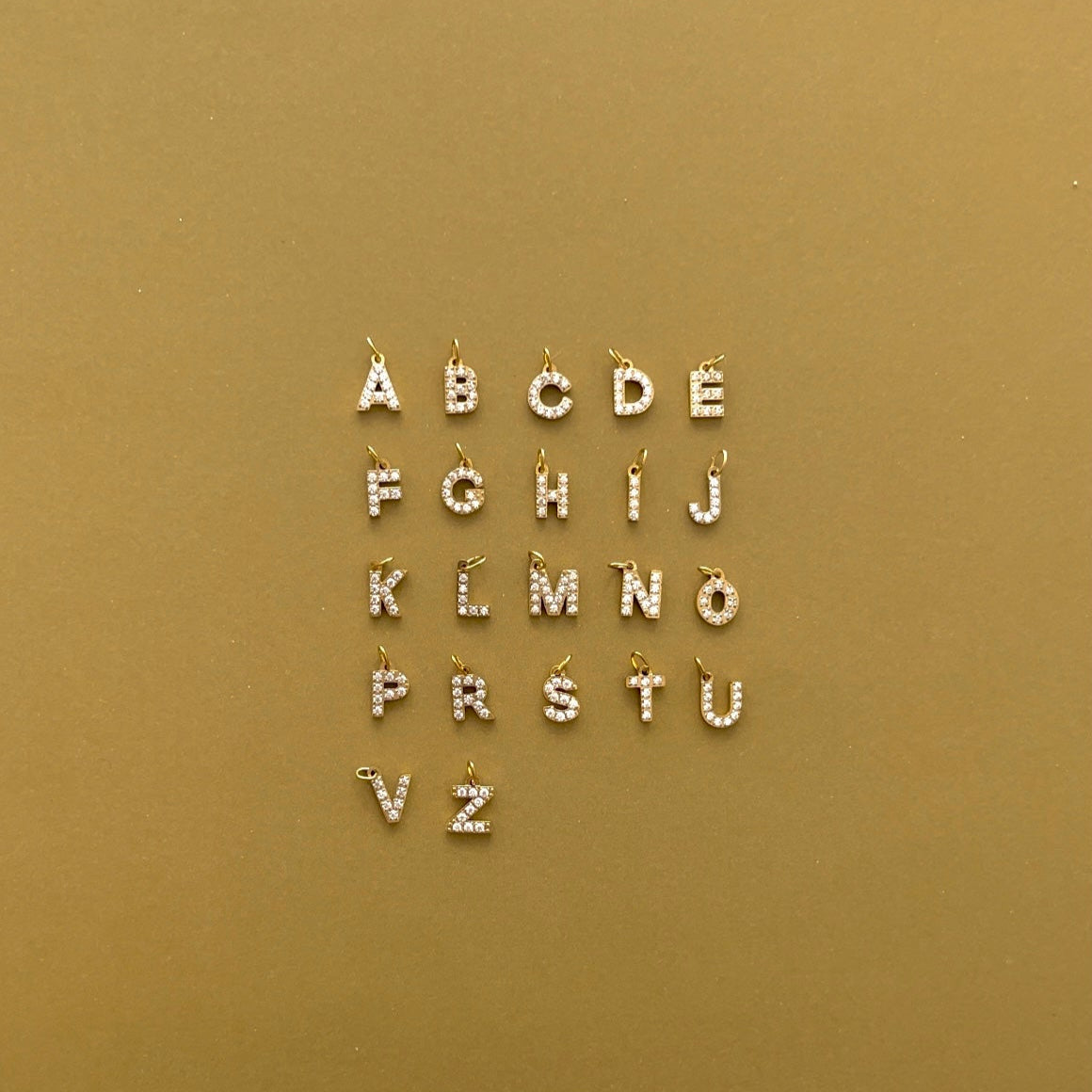 Nevidljiva ogrlica s dva slova i biserima