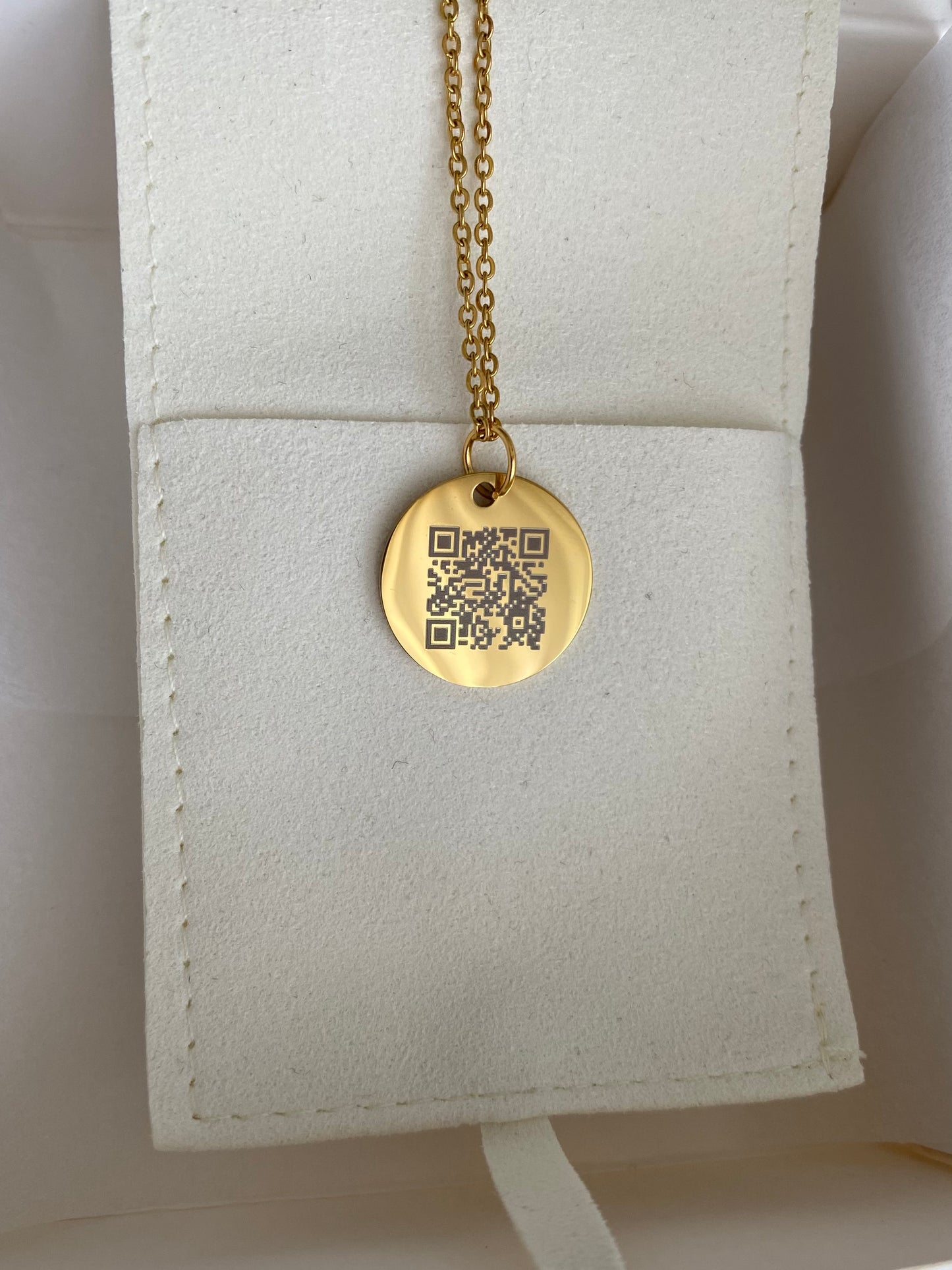 Ogrlica s gravurom QR kod-a