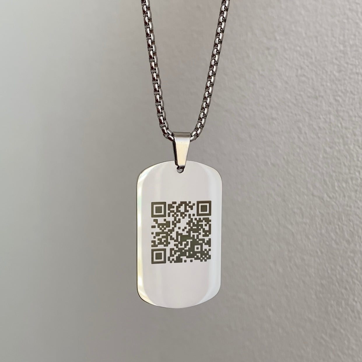 Muška ogrlica s gravurom QR kod-a