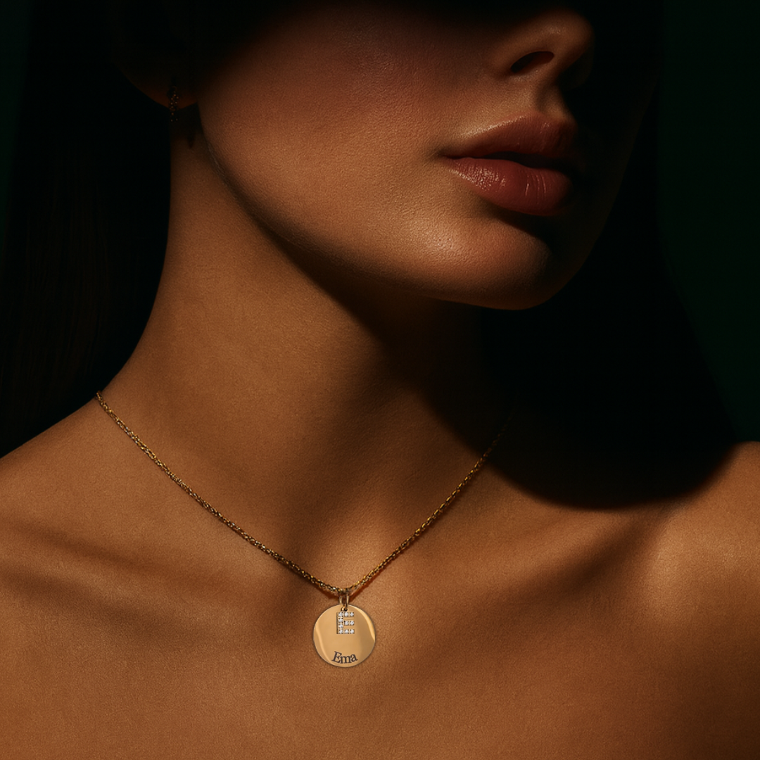 Ogrlica s gravurom i privjeskom slova