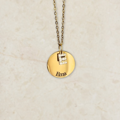 Ogrlica s gravurom i privjeskom slova