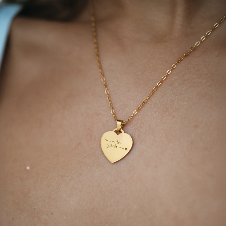 Ogrlica s gravurom rukopisa/crteža na medaljonu srca