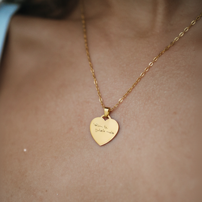 Ogrlica s gravurom rukopisa/crteža na medaljonu srca