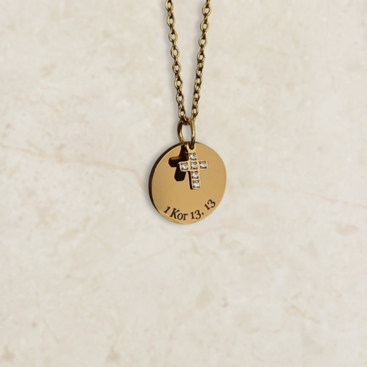 Ogrlica s gravurom i privjeskom križa